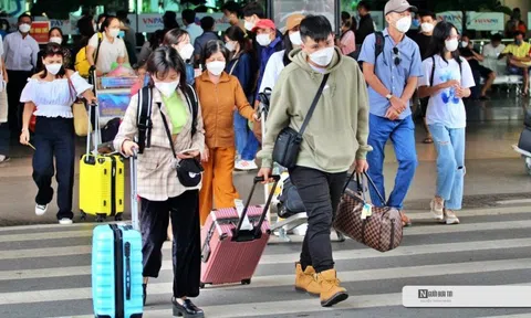 Sân bay Tân Sơn Nhất tấp nập sau 2 năm im ắng vì dịch Covid-19