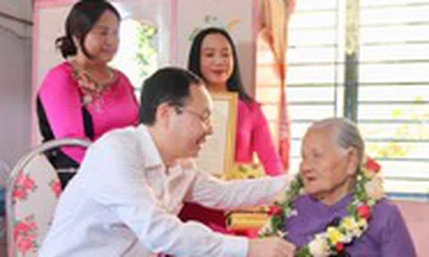 Lãnh đạo TP Cần Thơ thăm, tặng quà các cụ 100 tuổi