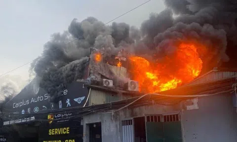 Hà Nội: Cháy lớn tại xưởng sửa chữa ôtô ở phường Cầu Diễn